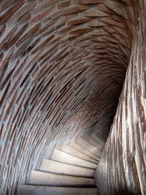 Burana_tower-stairway